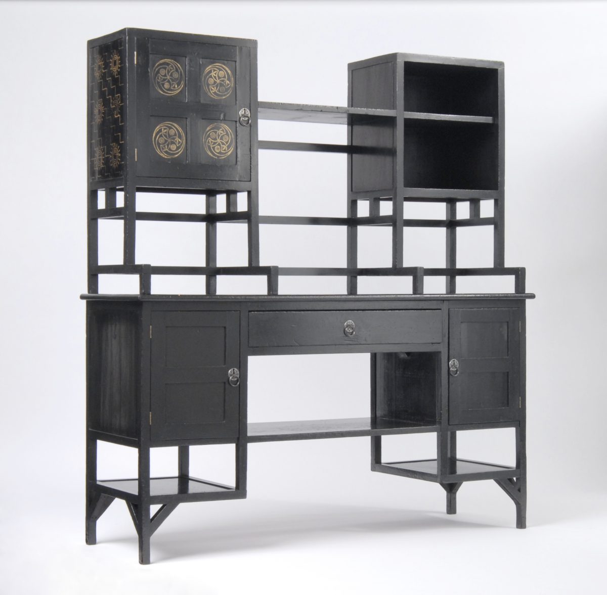 Sideboard, um 1867, Herst.: William Watt, London, Foto: Die Neue Sammlung — The Design Museum, Erworben mit Unterstützung der Ernst von Siemens Kunststiftung