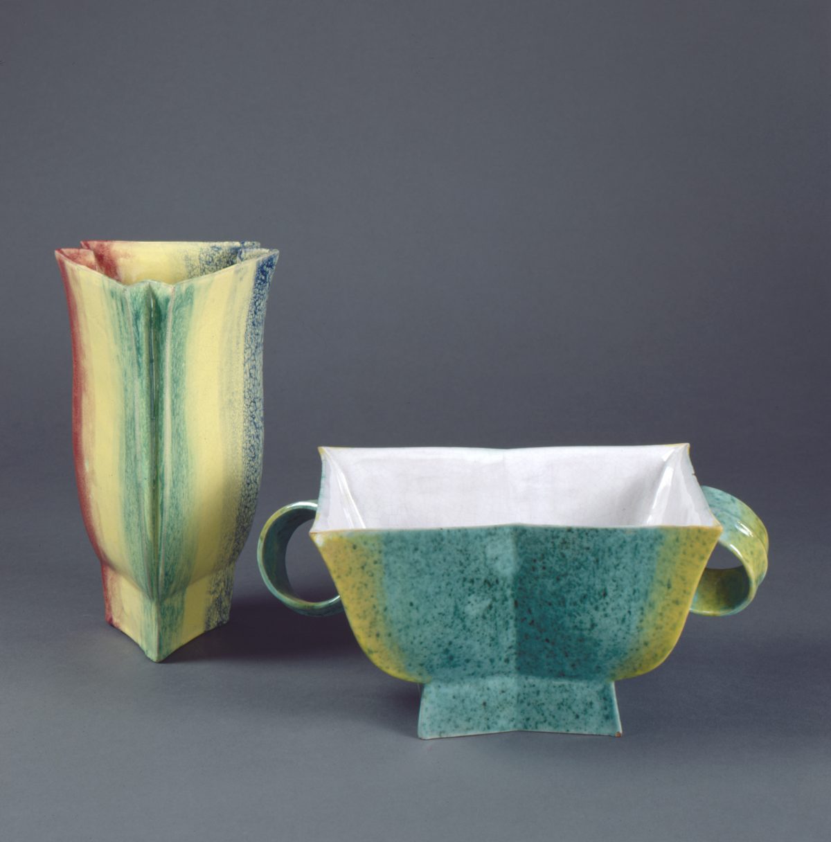 Jesser, Hilda, Vase Modell 868 und Jardinière Modell 872, 1921, Irdenware, glasiert, Herst.: Wiener Werkstätte, Wien, Foto: Die Neue Sammlung — The Design Museum