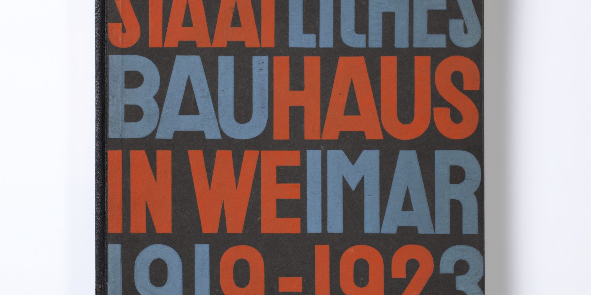 Herbert Bayer (1900–1985), László Moholy-Nagy (1895–1946) Buch/Book: Staatliches Bauhaus in Weimar 1919–1923, Hrsg./Ed.: Staatliches Bauhaus, Weimar und Karl Nierendorf, Köln Bauhaus-Verlag: Weimar/München 1923, Halbleineneinband, Buchdruck/Half-linen binding, letterpress, 25,5×25 cm, Erworben für die Bibliothek/Aquired for the library, 1926, Inv.-Nr. 47/73, Foto: Die Neue Sammlung (A.Laurenzo), © VG-Bild, Bonn 2019