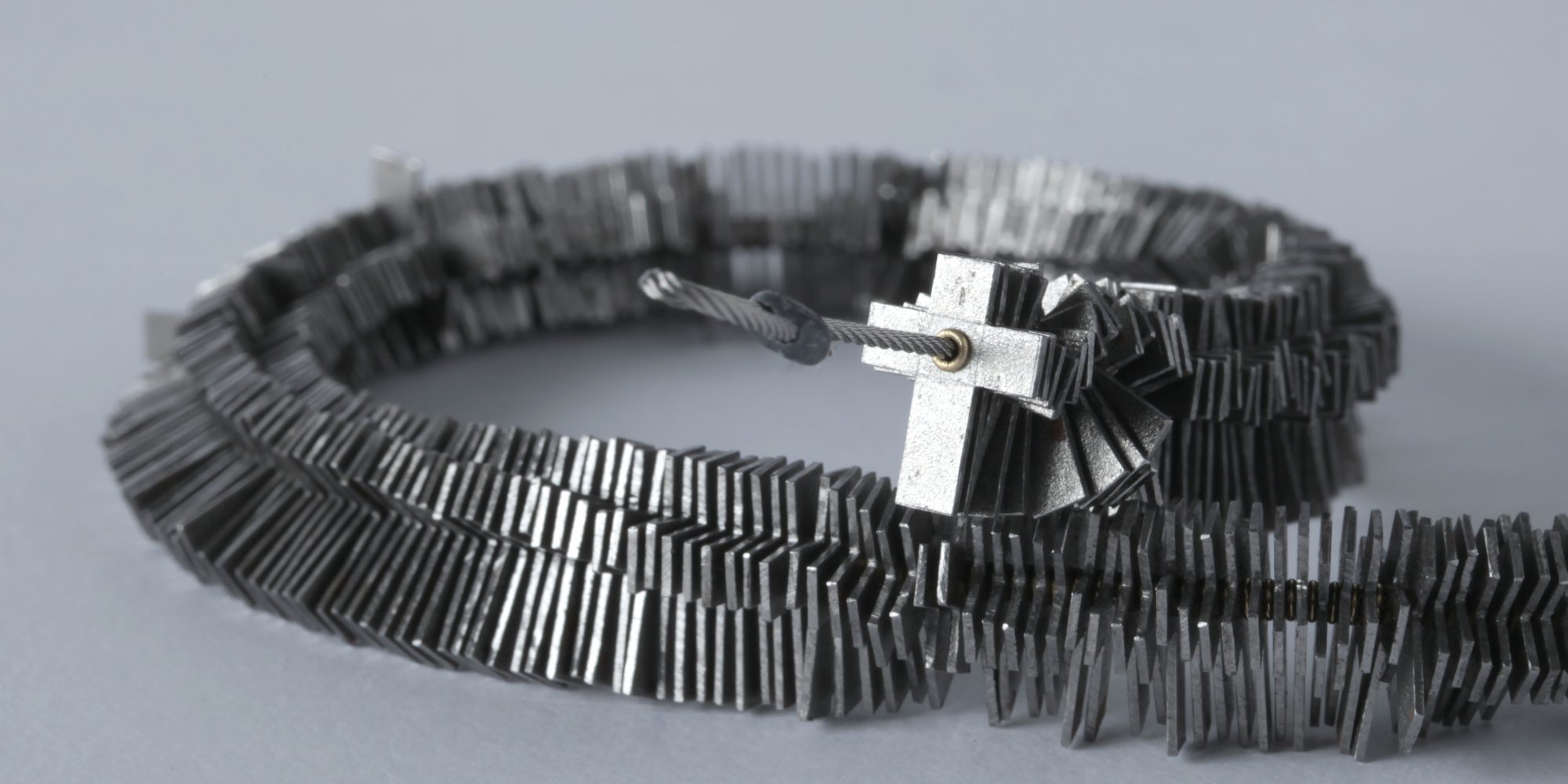 Otto Künzli, necklace “Millenium“, 1999–2000, iron, gold, steel, lead, l. 200 cm, Die Neue Sammlung – Permanent loan from Danner Foundation, Munich, Photo: Die Neue Sammlung (Alexander Laurenzo)