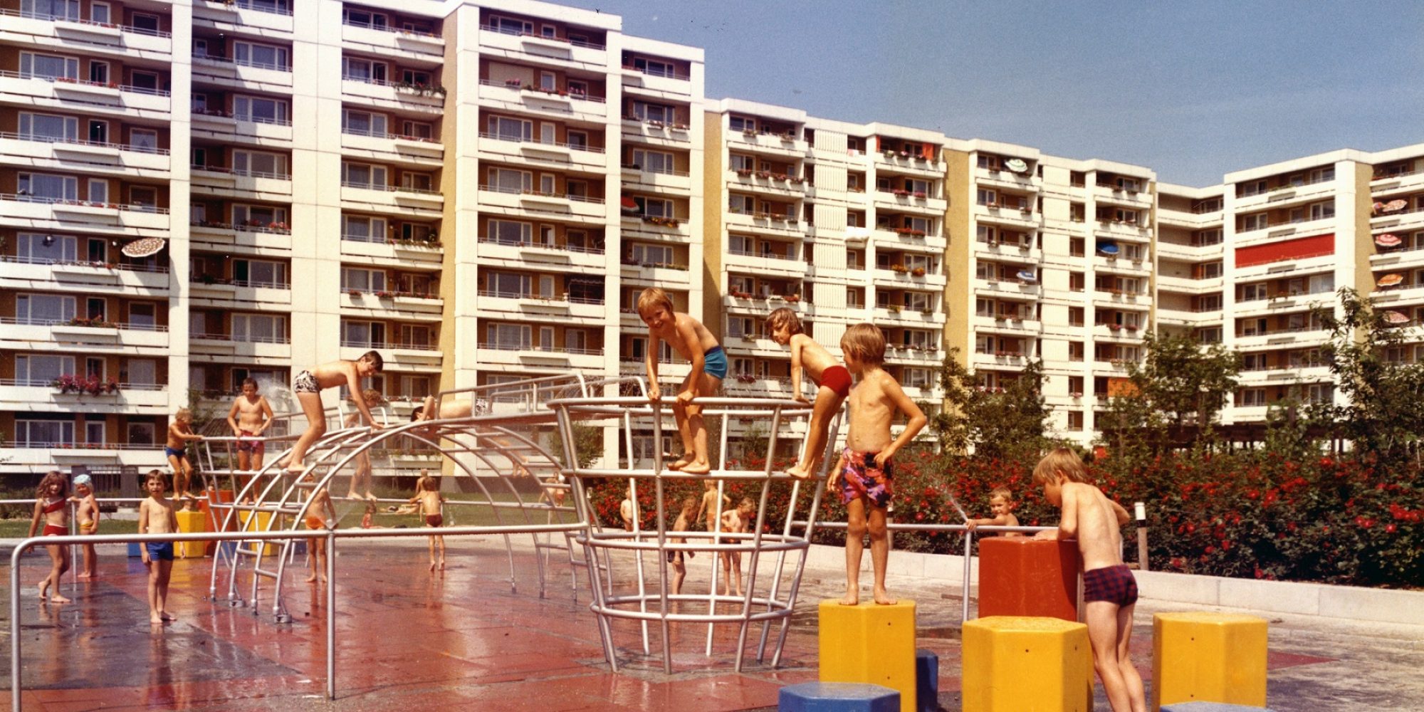 Entlastungsstadt München Neuperlach, Egon Hartmann (Gesamtstrukturplan); Baureferat der Landeshauptstadt München, Neue Heimat Bayern (Nord, Nordost, Ost); Bernt Lauter (Neuperlach Mitte); Planergruppe Darmstadt mit Max Guther, Thomas Sieverts und Ferdinand Stracke(Neuperlach Süd); Gottfried Hansjakob (Landschaftsarchitektur), 1967–1992, Foto: Kurt Otto © WSB Bayern, Bestand Neue Heimat
