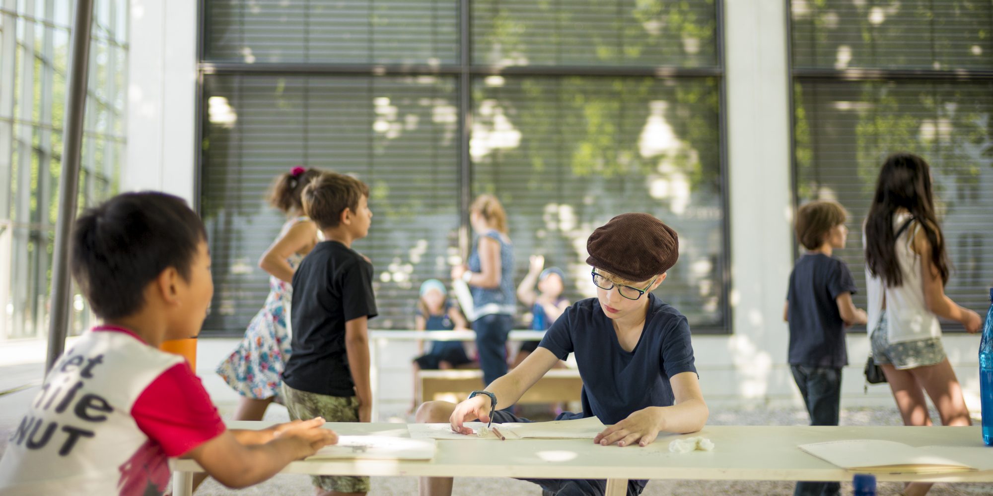 Sommerferienprogramm vor der Pinakothek der Moderne, Foto: Falk Kagelmacher