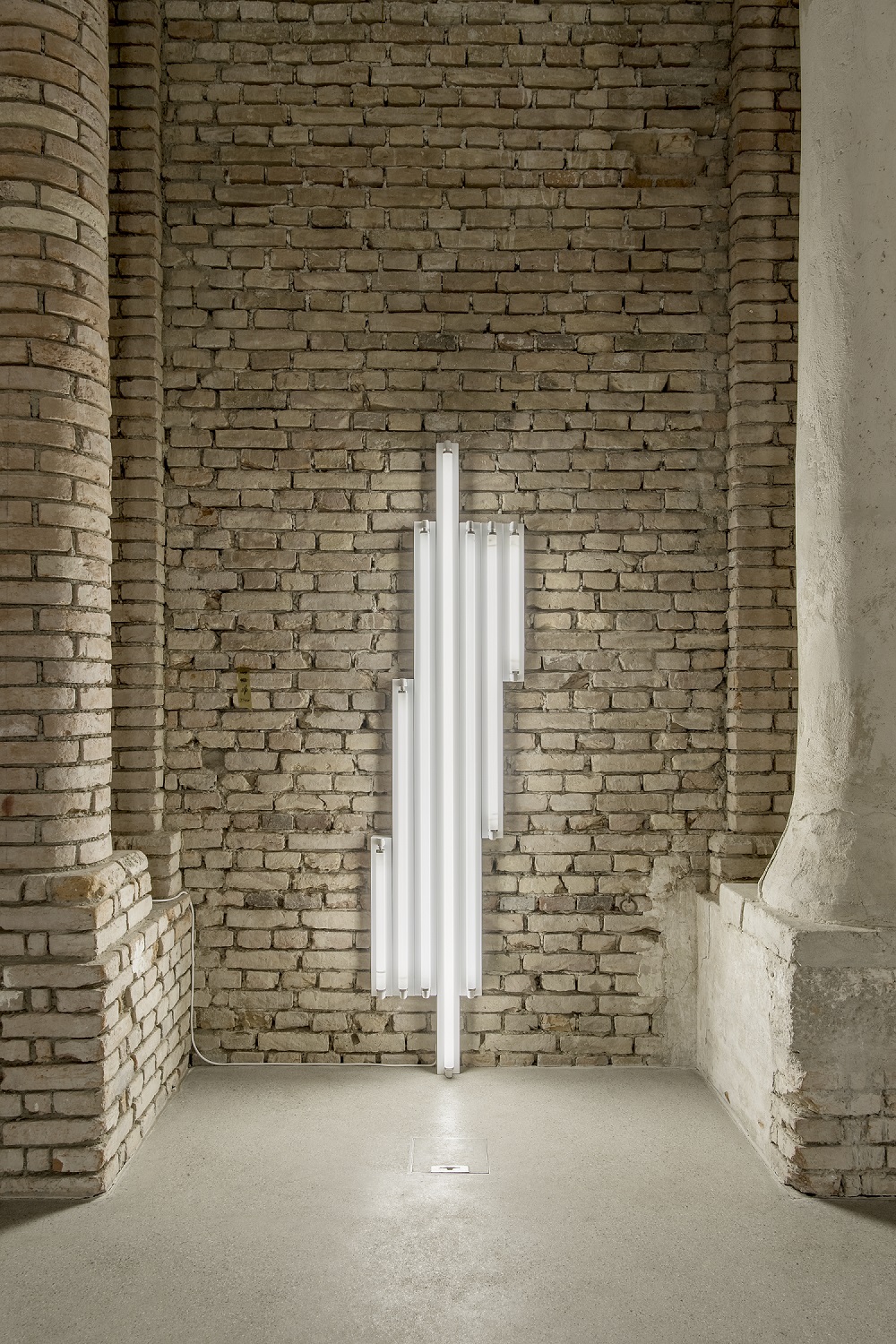 Dan Flavin, ‘monument’ for V. Tatlin, 1967, Leuchtstoffröhren (7-teilig), Lichtfarbe “Cool White”, 244 x 71 x 13 cm, Leihgabe Sammlung Anne & Wolfgang Titze © Estate of Dan Flavin/VG Bild-Kunst, Bonn 2019