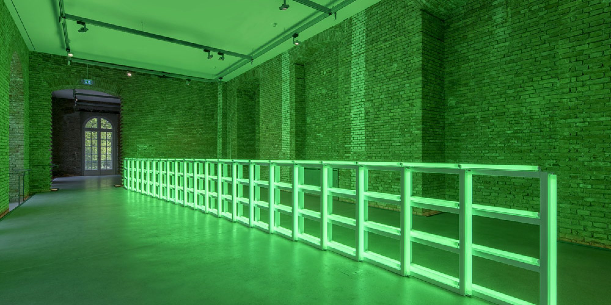 Dan Flavin, untitled (to you, Heiner, with admiration and affection), 1973, Rauminstallation, Leuchtstoffröhren auf Kunststoffmodulen, grünes fluoreszierendes Licht, je Modul 122 x 122 cm, 2016 aus Mitteln der Art Mentor Foundation Lucerne durch Ankauf erworben © Estate of Dan Flavin/ VG Bild-Kunst, Bonn 2019