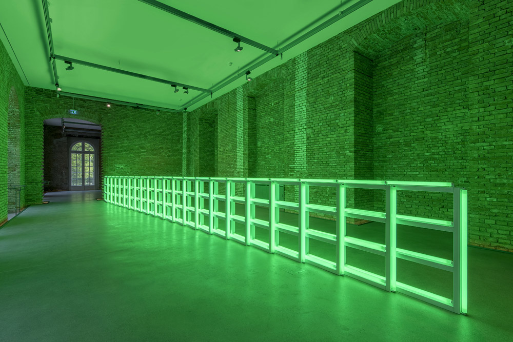 Dan Flavin, untitled (to you, Heiner, with admiration and affection), 1973, Rauminstallation, Leuchtstoffröhren auf Kunststoffmodulen, grünes fluoreszierendes Licht, je Modul 122 x 122 cm, 2016 aus Mitteln der Art Mentor Foundation Lucerne durch Ankauf erworben © Estate of Dan Flavin/ VG Bild-Kunst, Bonn 2019