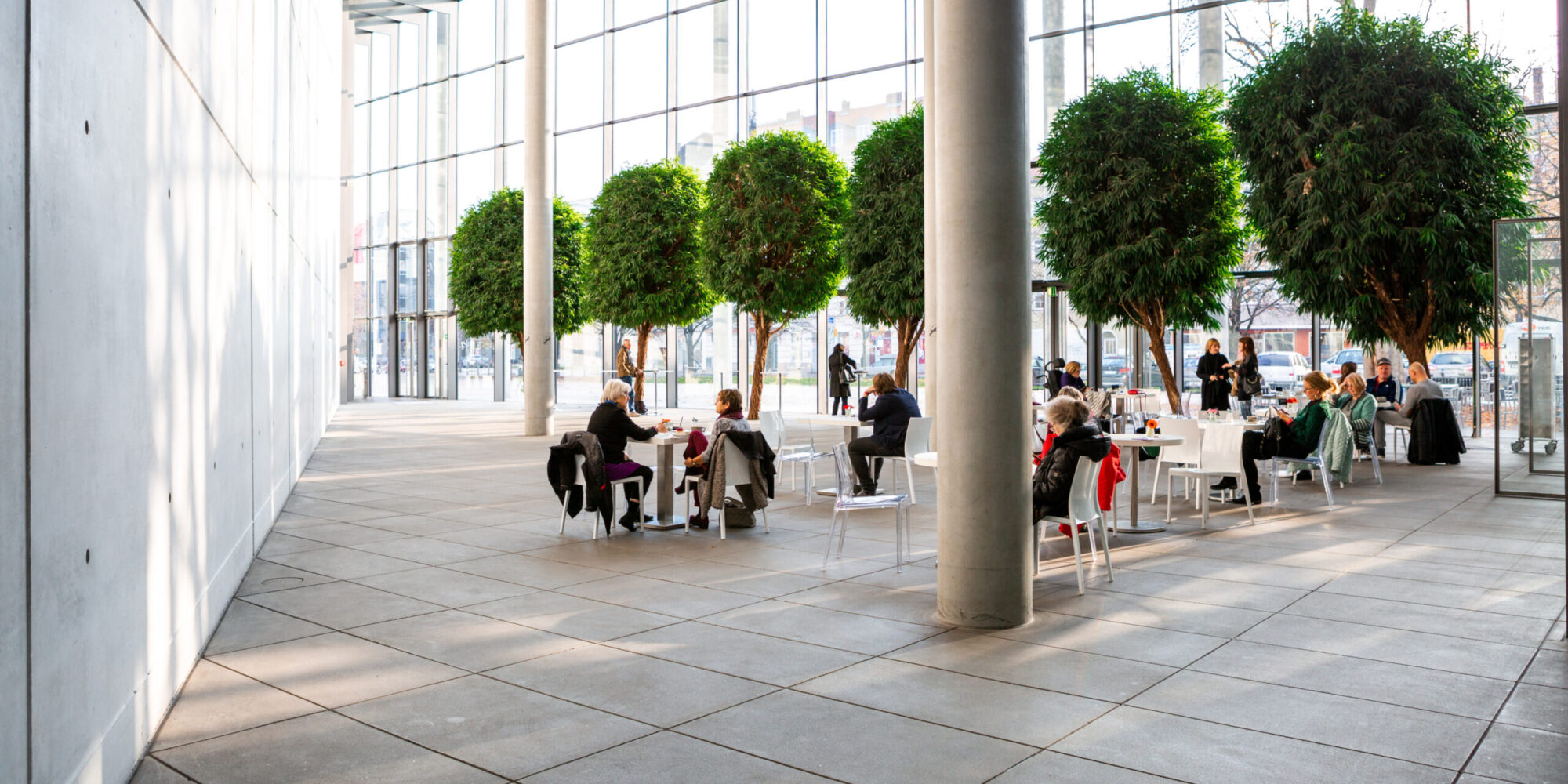 Café im Wintergarten der Pinakothek der Moderne