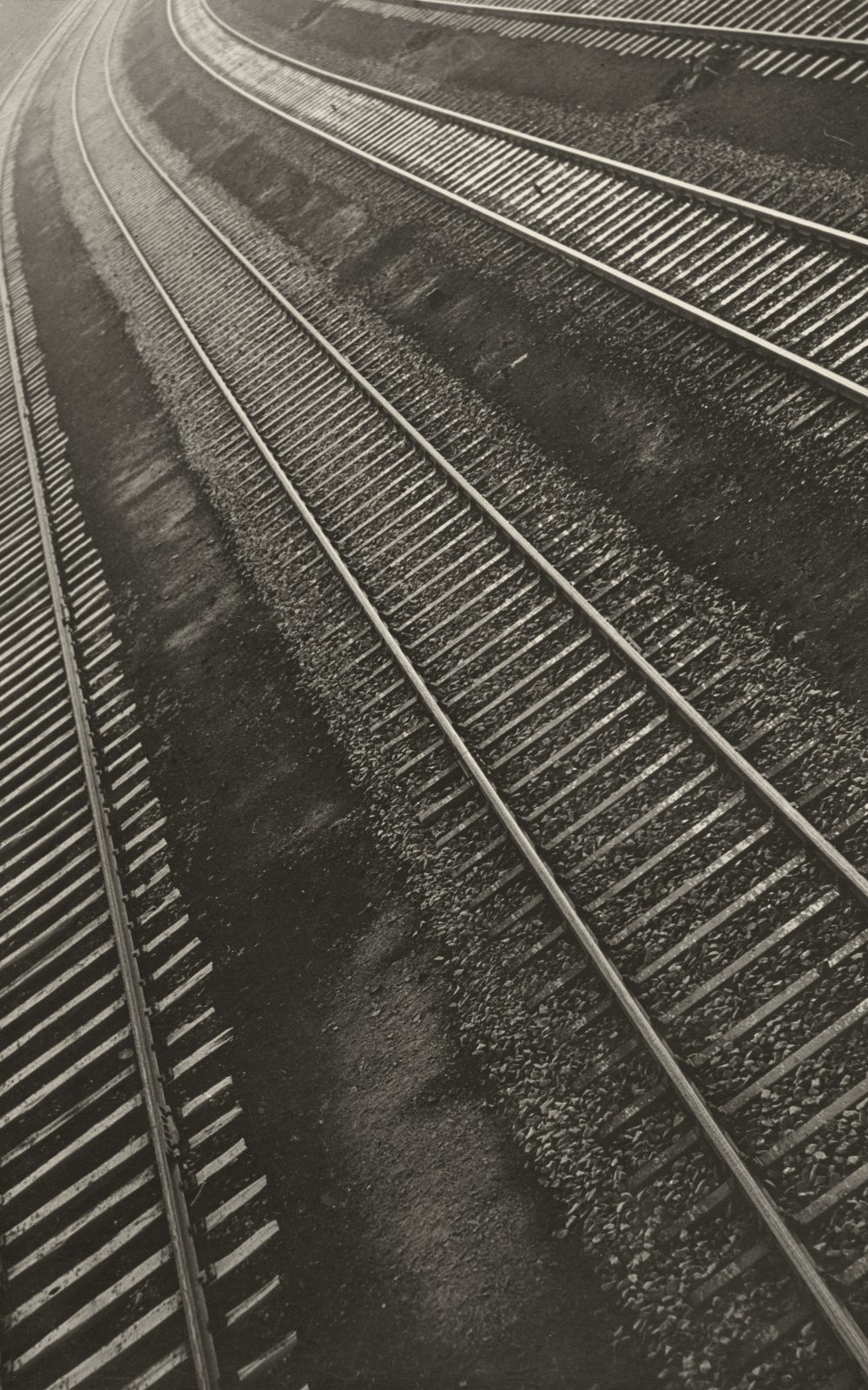 Aenne Biermann, Bahnschienen, 1932, Silbergelatine-Abzug, 24,1 x 17,5 cm, Foto: Sibylle Forster, Stiftung Ann und Jürgen Wilde, Pinakothek der Moderne, München