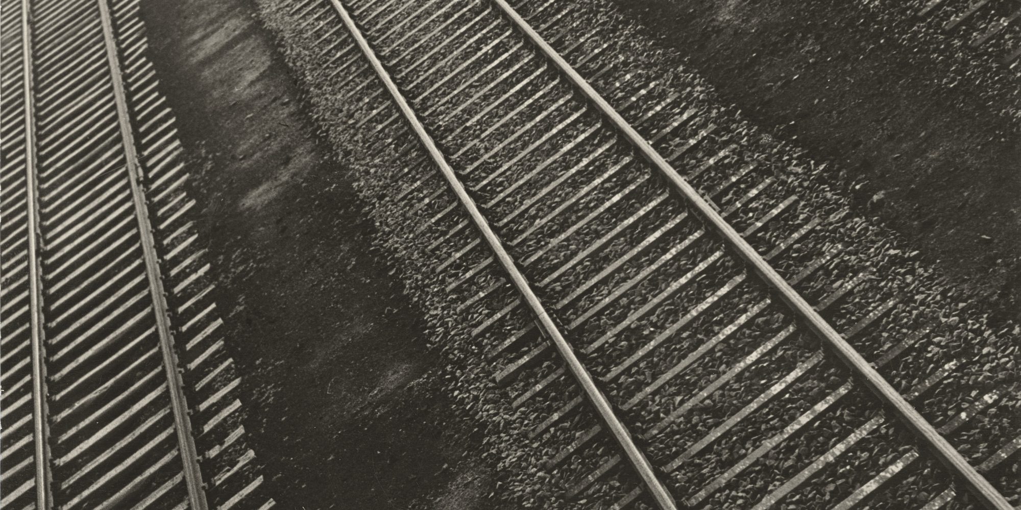 Aenne Biermann, Bahnschienen, 1932, Silbergelatine-Abzug, 24,1 x 17,5 cm, Foto: Sibylle Forster, Stiftung Ann und Jürgen Wilde, Pinakothek der Moderne, München