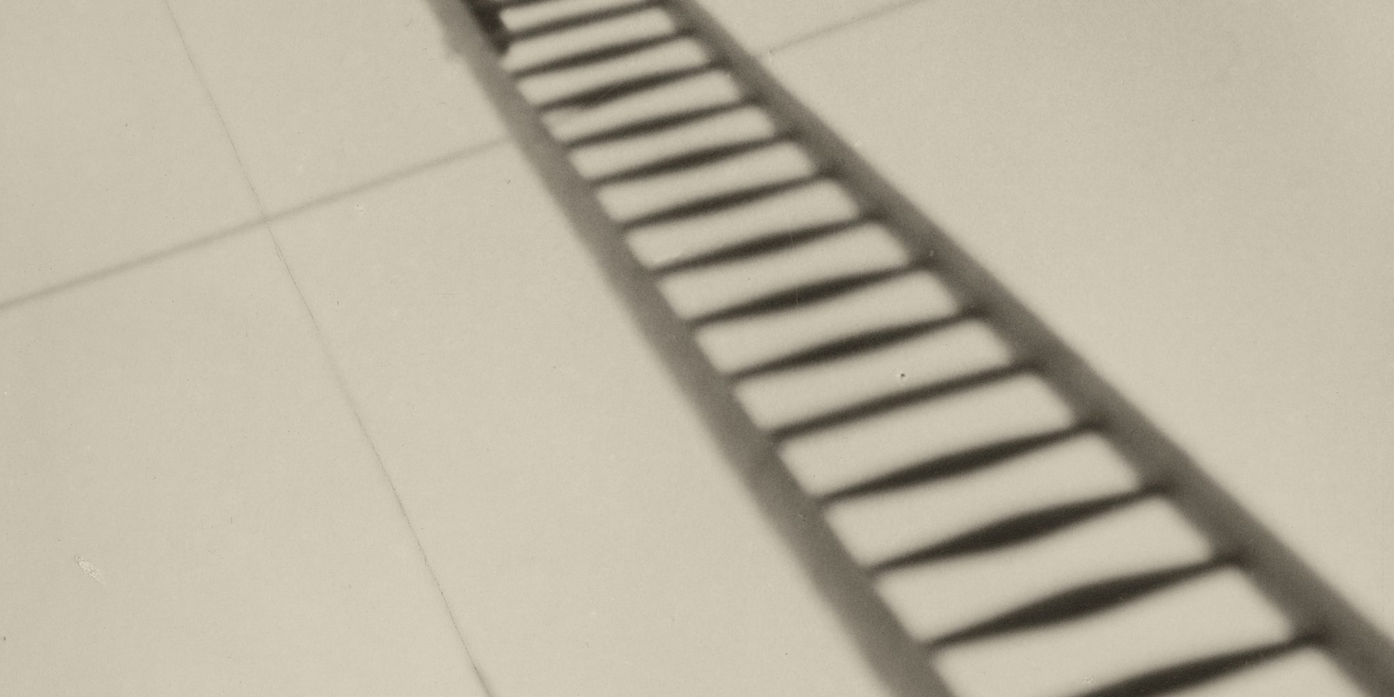 Aenne Biermann, Reparatur, ca. 1930/31, Silbergelatine-Abzug, 24,8 x 18 cm, Foto: Sibylle Forster, Stiftung Ann und Jürgen Wilde, Pinakothek der Moderne, München