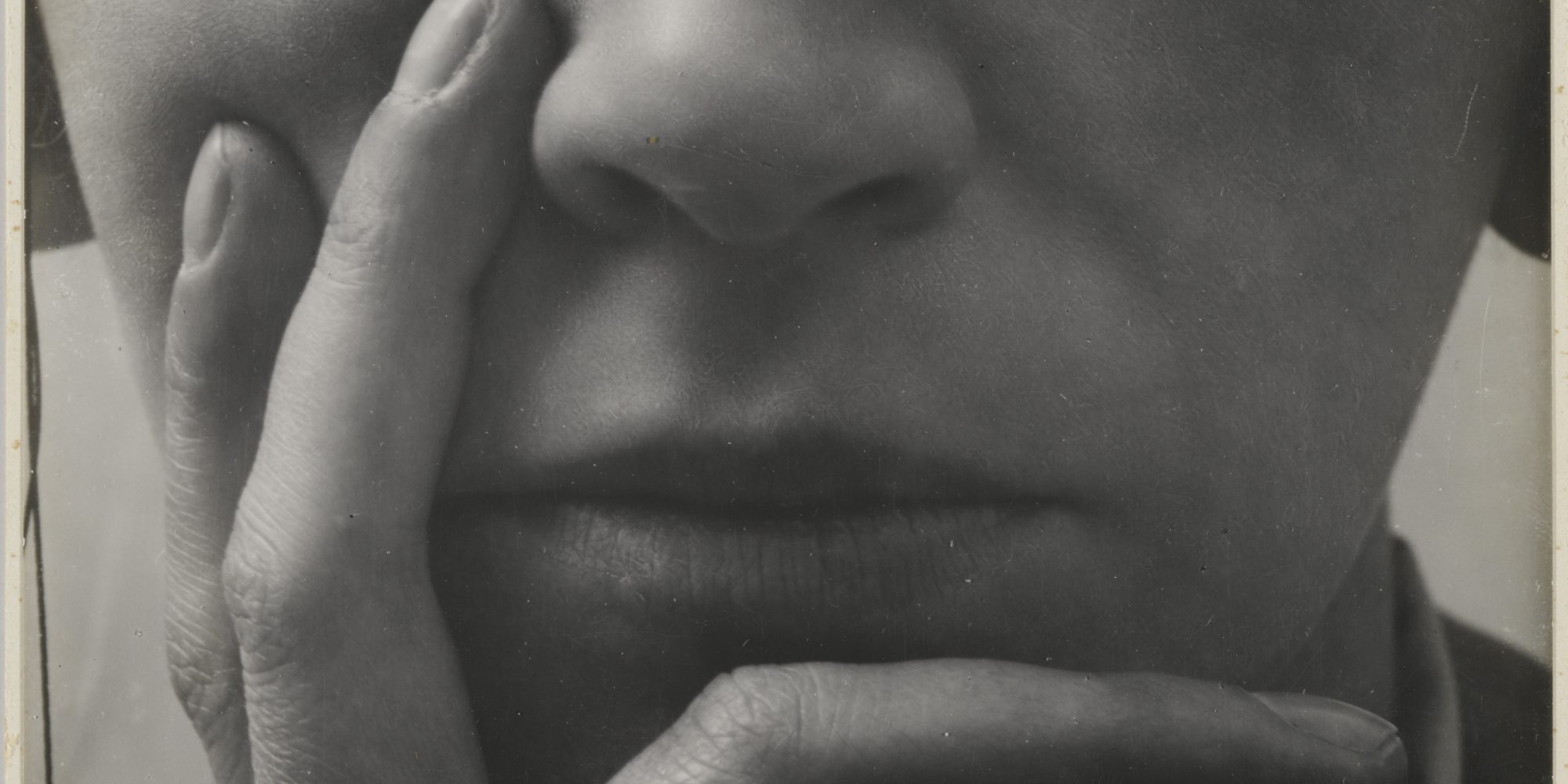 Aenne Biermann, Dame mit Monokel, 1928/29, Silbergelatine-Abzug, 17 x 12,6 cm, Foto: Sibylle Forster, Stiftung Ann und Jürgen Wilde, Pinakothek der Moderne, München