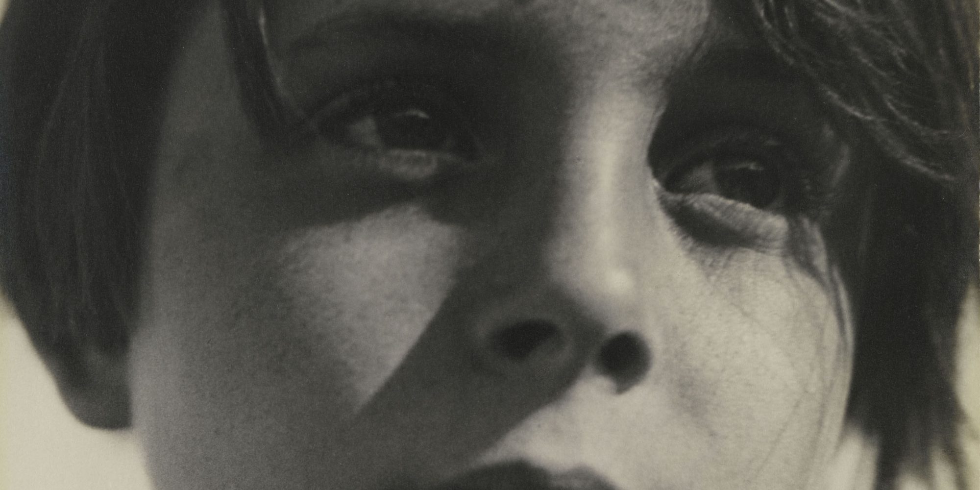 Aenne Biermann, Betrachtung (Tochter Helga), 1930, Silbergelatine-Abzug, 58 × 42 cm, Foto: Sibylle Forster, Stiftung Ann und Jürgen Wilde, Pinakothek der Moderne, München