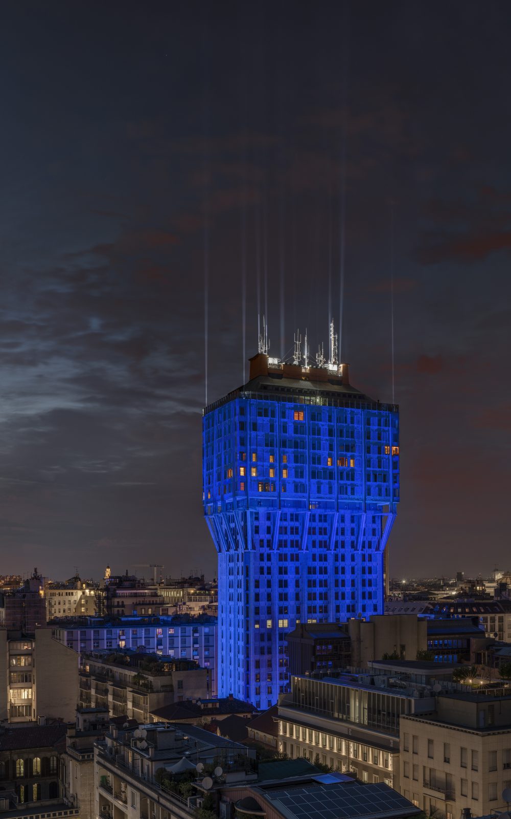 Ingo Maurer + Team, Torre Velasca Blu, 2019. Foto: Tom Vack