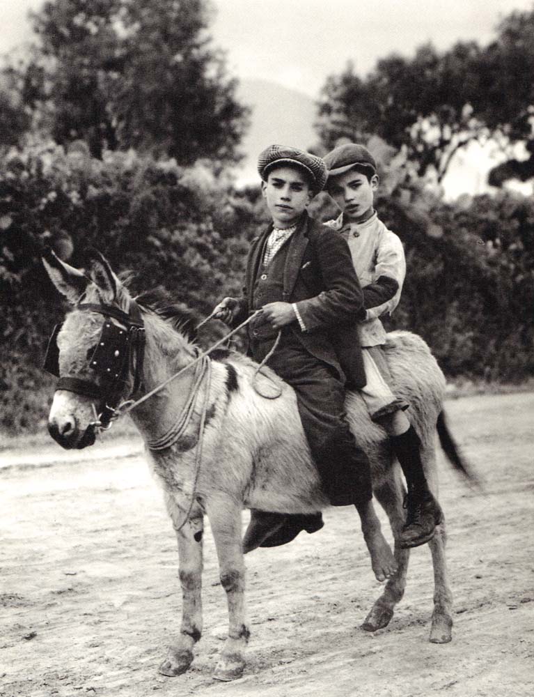 August Sander, Bauernkinder, iglesiente (?), 1927