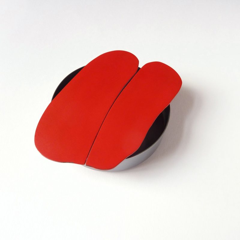 Brosche aus der Serie „Glut“, 2004, Silber geschwärzt, Lack, H. 1,8 cm, Ø 5,8 cm, Privatsammlung. Foto: O. Künzli