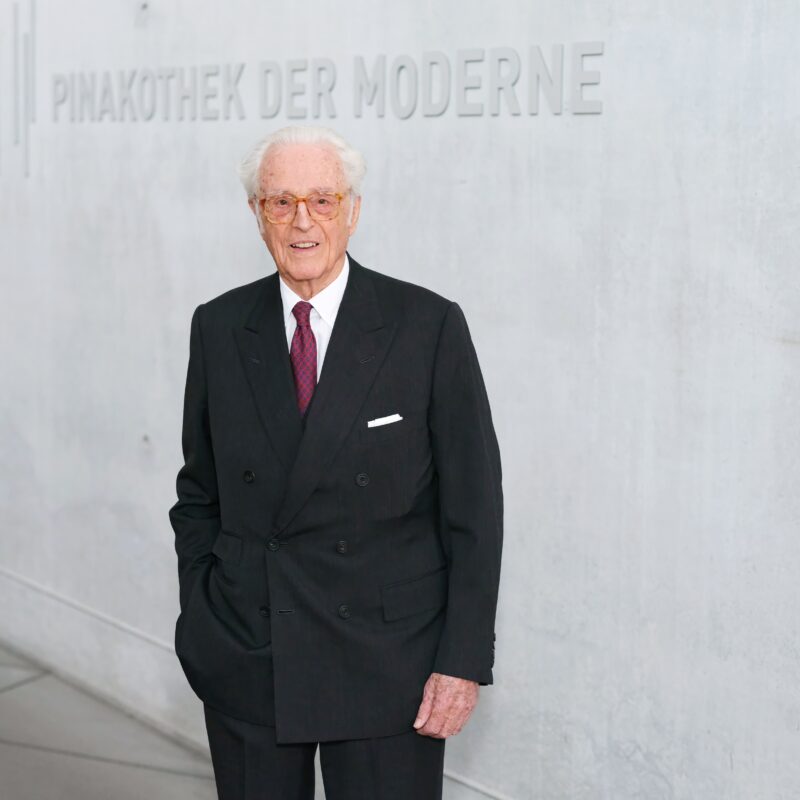 Porträt, Mann, grauhaarig, vor der Pinakothek der Moderne