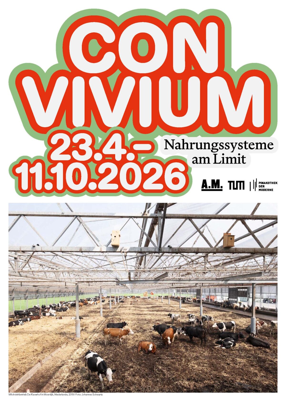 Große Schrift 'CONVIVIUM 23.4. - 11.10.2026' in Rot mit grünem Schatten, darunter Text 'Nahrungssysteme am Limit' und Logos von A.M., TUM, Praktiken der Moderne. Darunter ein Stall mit mehreren Kühen auf Stroh unter einem Glasdach.