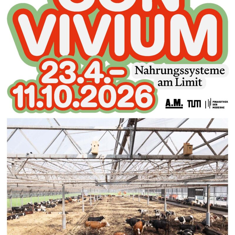 Große Schrift 'CONVIVIUM 23.4. - 11.10.2026' in Rot mit grünem Schatten, darunter Text 'Nahrungssysteme am Limit' und Logos von A.M., TUM, Praktiken der Moderne. Darunter ein Stall mit mehreren Kühen auf Stroh unter einem Glasdach.