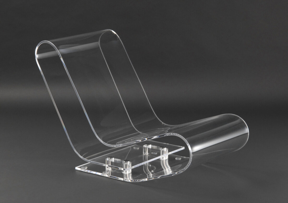 Transparenter, geschwungener Stuhl aus Acryl mit flacher Sitzfläche und Rückenlehne, auf rechteckiger Basis mit Befestigungselementen.