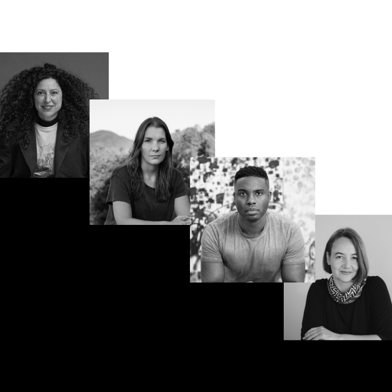 Vier schwarz-weiße Porträtfotos von Personen mit verdeckten Gesichtern, angeordnet in einer Treppenform