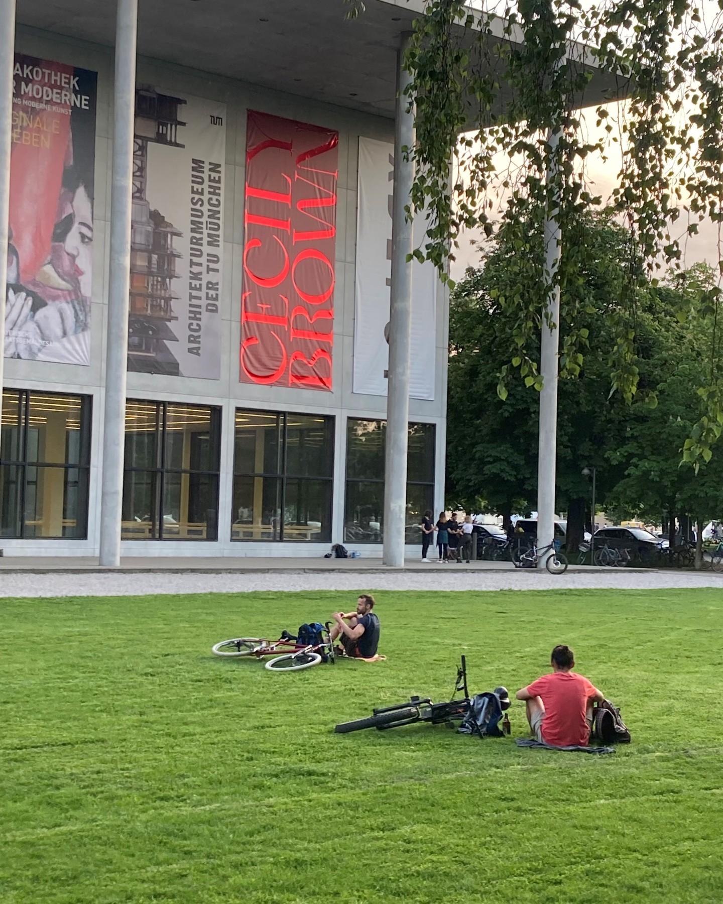 Ein Blick auf das Banner unserer aktuellen Sommer-Ausstellung „Cecily Brown“ an der Pinakothek der Moderne…