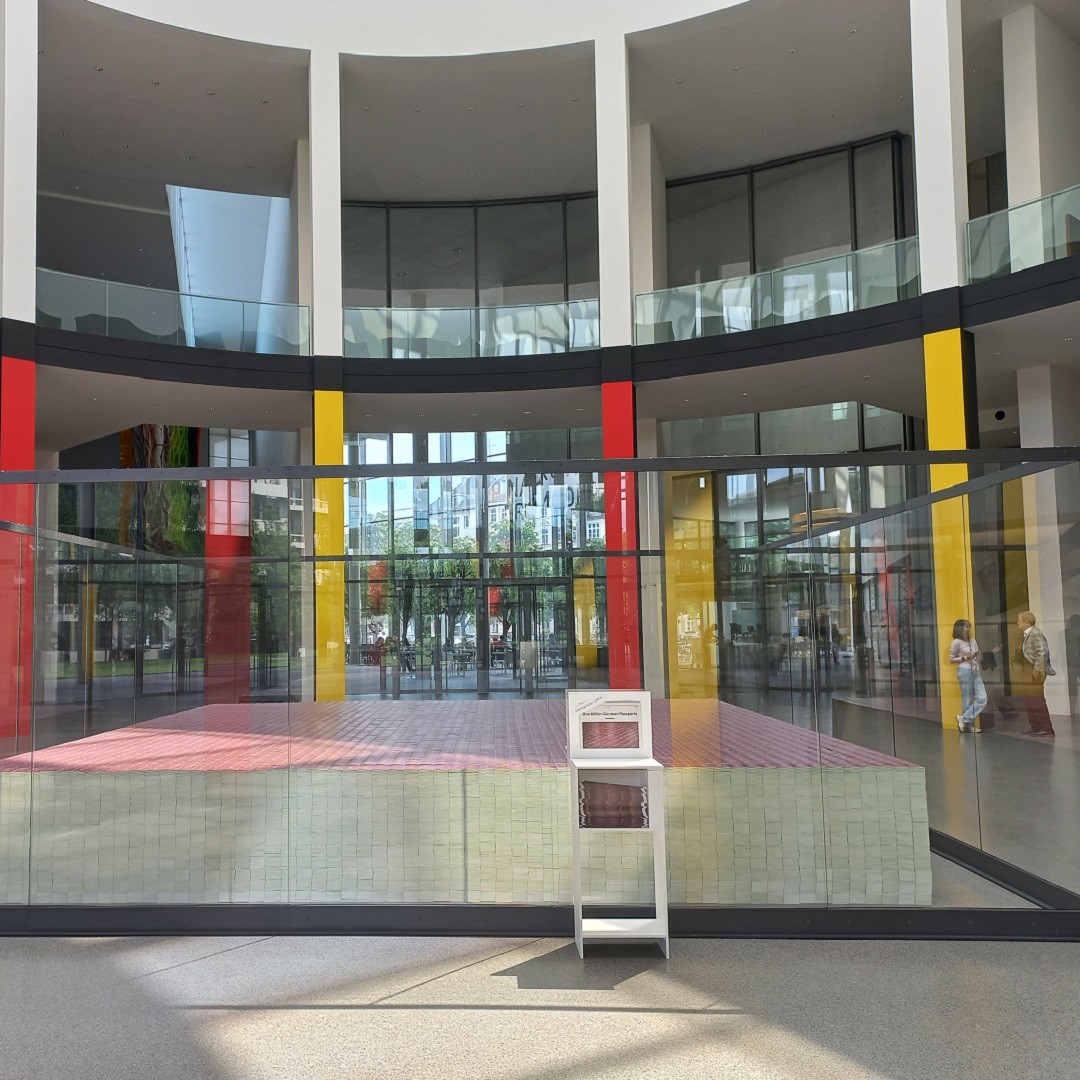 So sieht sie aus die Zeitungsbox mit der Zeitung, die das Kunstwerk ONE MILLION GERMAN…