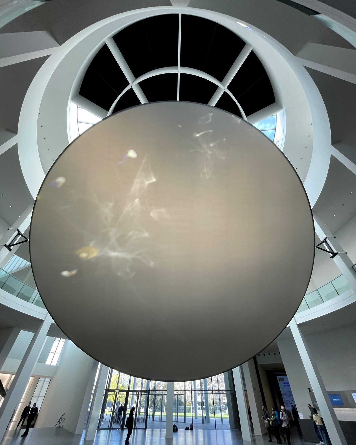 Mit Sonnenenergie 22 in der Pinakothek der Moderne macht Olafur Eliasson die Rotunde zur Sonnenwarte…