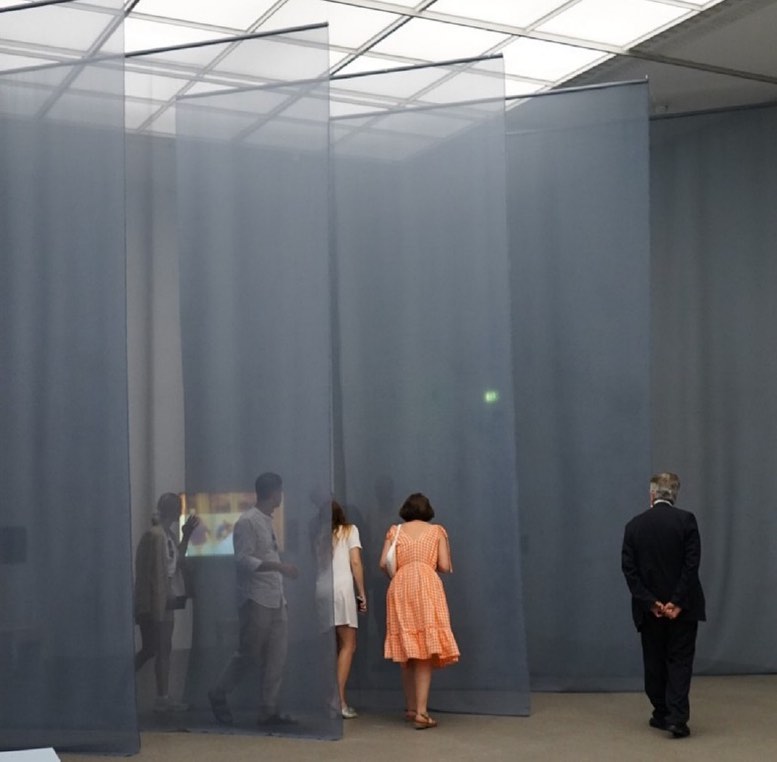 Bei einer anderen Ausstellung würde der Herr vom Sicherheitspersonal rechts auf dem Foto bestimmt sehr…